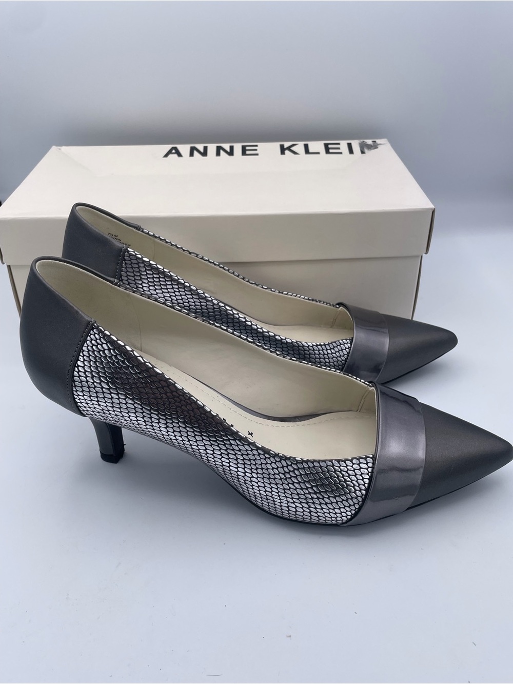 Anne Klein iFlex Women’s Pointed Toe Kitten Heel Pumps Gray Pewter Textured 7.5 - Picture 3 of 12
